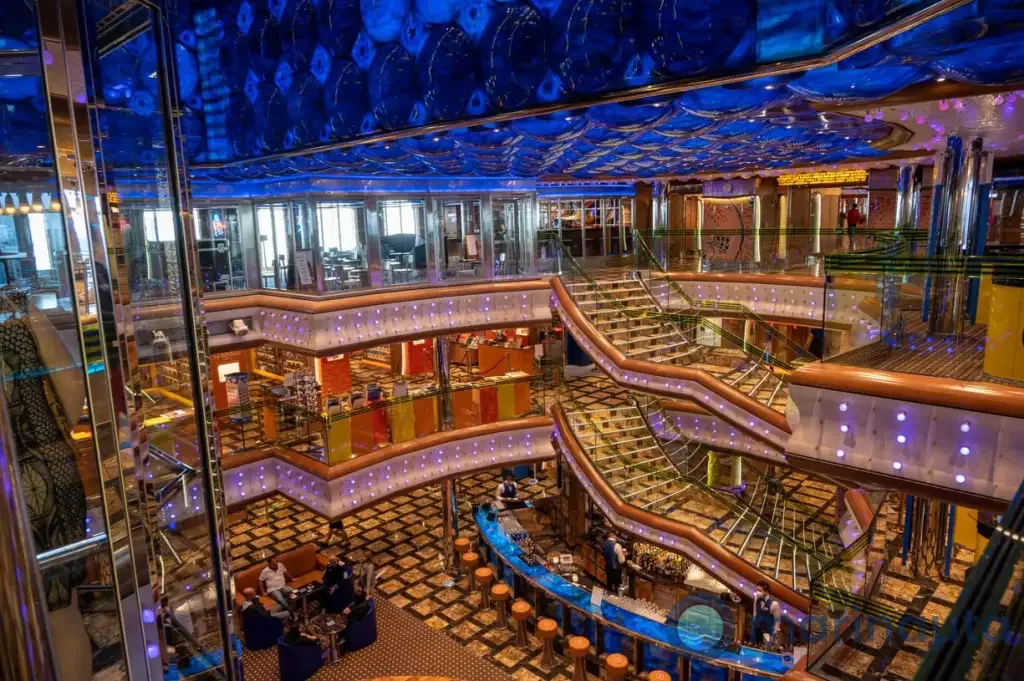 zona común del barco: el atrio central con sus escaleras y la gente pasando