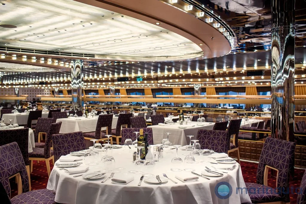 comedor principal del barco, con las mesas puestas y la sala vacía