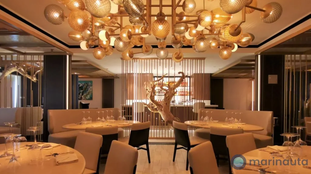comedor principal del barco, con las mesas puestas y la sala vacía