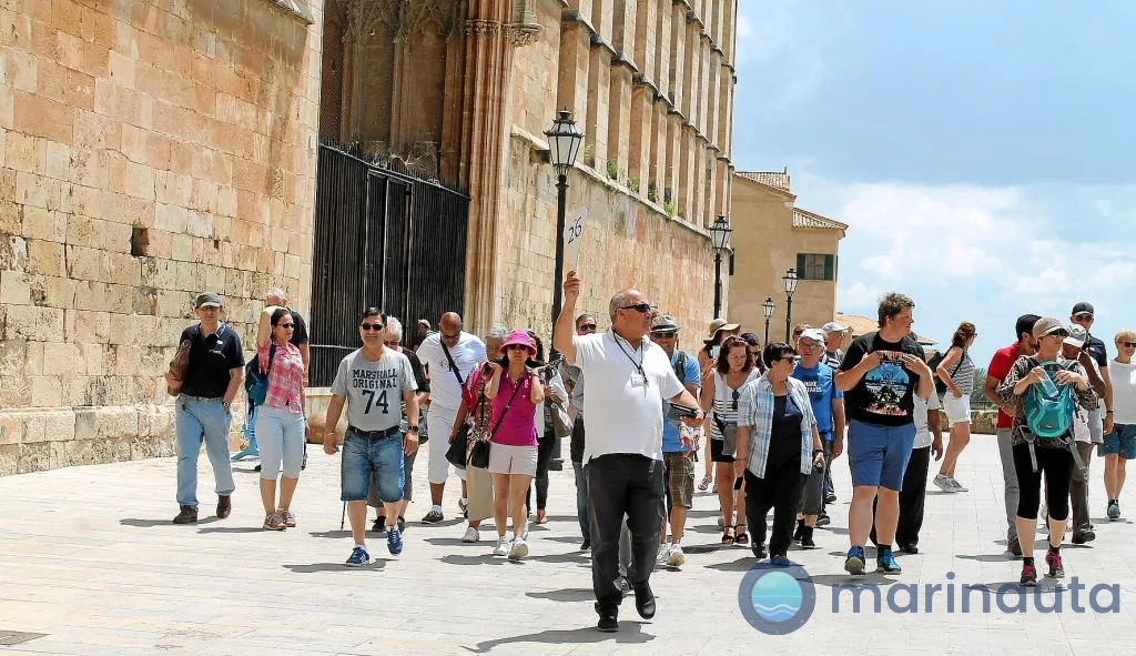un grupo de cruceristas recorriendo el casco antiguo de una ciudad en una excursión en tierra