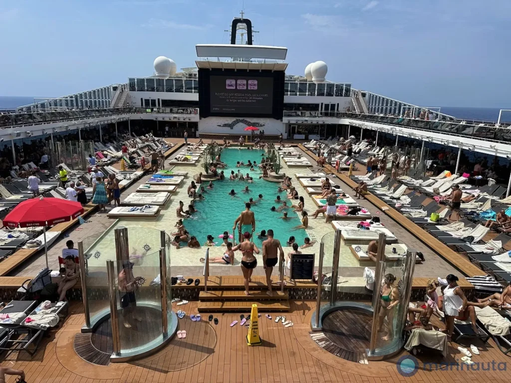 una familia con niños en la cubierta de la piscina de un crucero