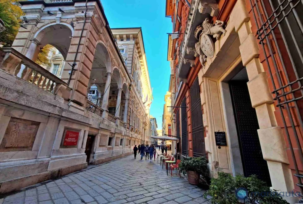 la Via Garibaldi de Génova, con los palacios históricos a ambos lados de la calle