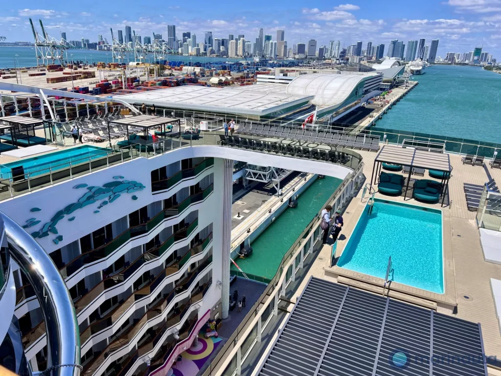 zona de solárium exclusiva de un barco de MSC, con tumbonas y poca gente