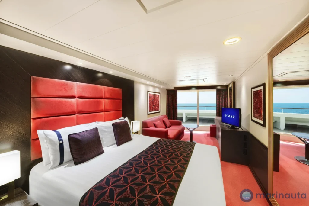 camarote estándar de un barco de MSC, con la cama hecha y la puerta del balcón cerrada