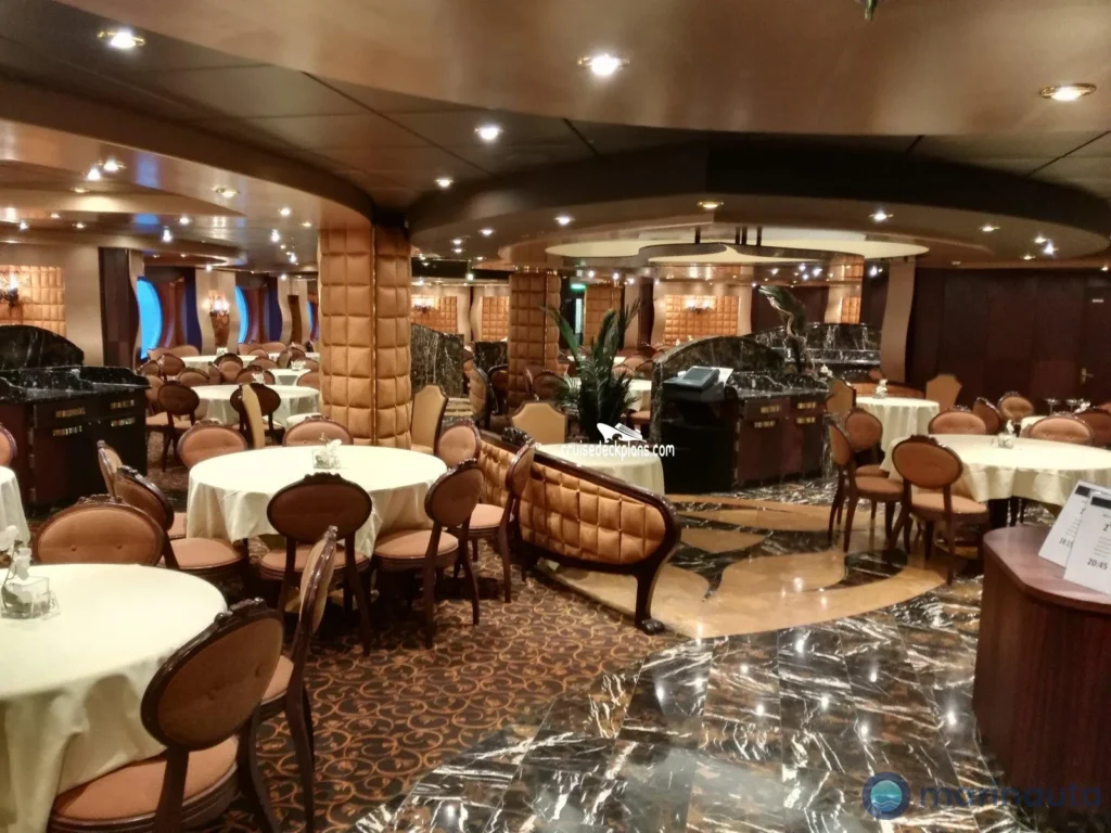 comedor principal del barco, con las mesas puestas y la sala vacía