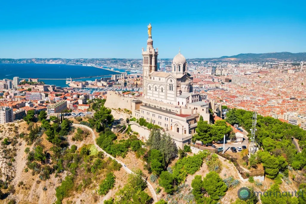 basílica de Notre-Dame de la Garde coronando la colina sobre Marsella