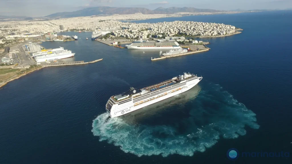 el puerto de El Pireo, en Atenas, con barcos atracados en la terminal de cruceros