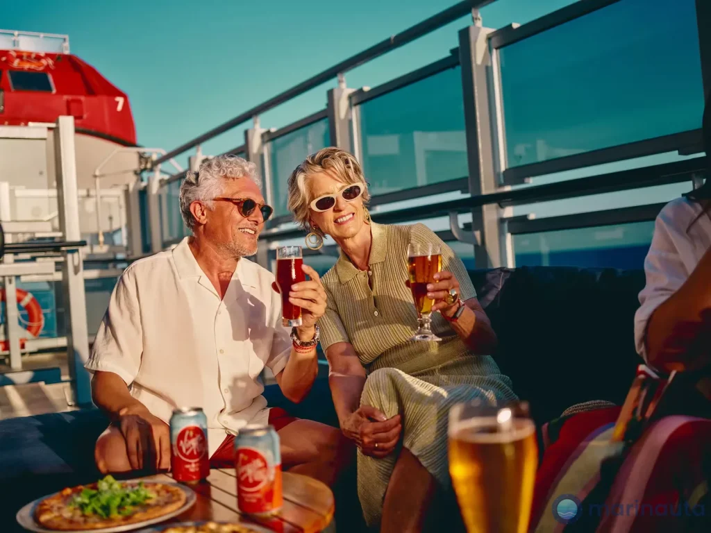 pulsera de todo incluido en la muñeca de alguien pidiendo en la barra de un crucero