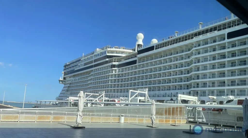 crucero atracado en un puerto del Mediterráneo casi vacío, en temporada baja