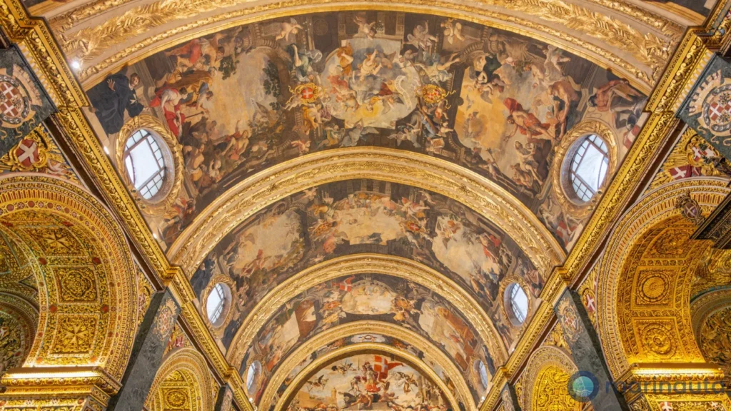 bóveda pintada y suelo de lápidas de mármol de la Concatedral de San Juan de La Valeta
