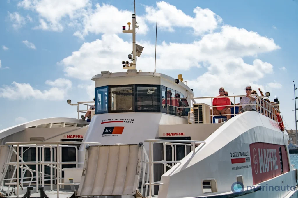 ferry cruzando el Grand Harbour entre La Valeta y las Three Cities
