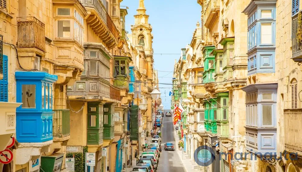 calle en cuesta de La Valeta con balcones tradicionales de madera