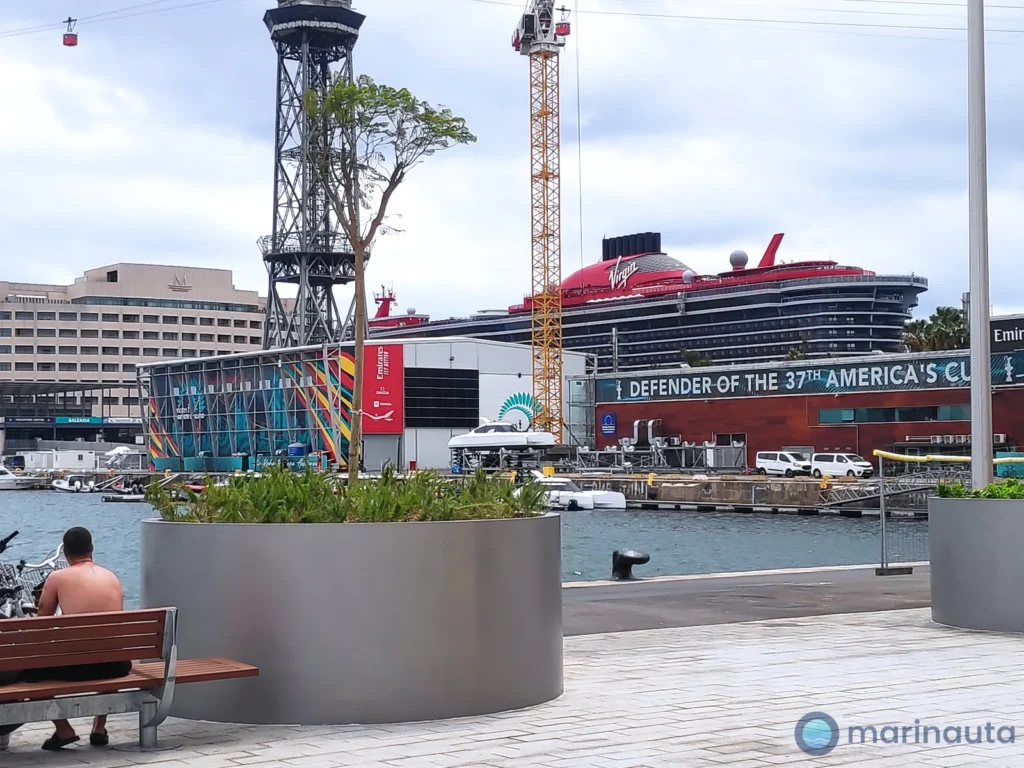 terminal de cruceros del puerto de Barcelona con barcos atracados