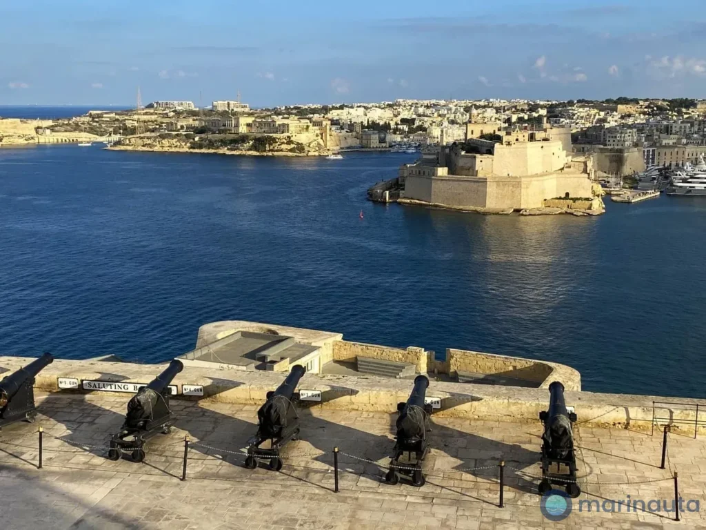 vista del Grand Harbour y las Three Cities desde la balconada de los Upper Barrakka Gardens
