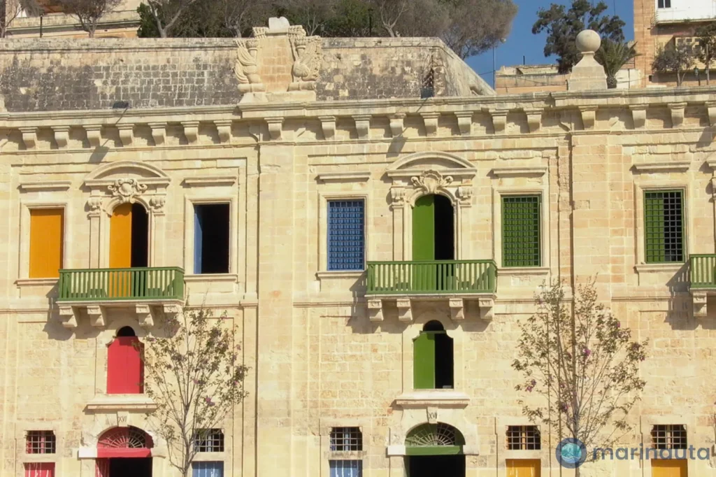 almacenes rehabilitados del Valletta Waterfront bajo las murallas de La Valeta