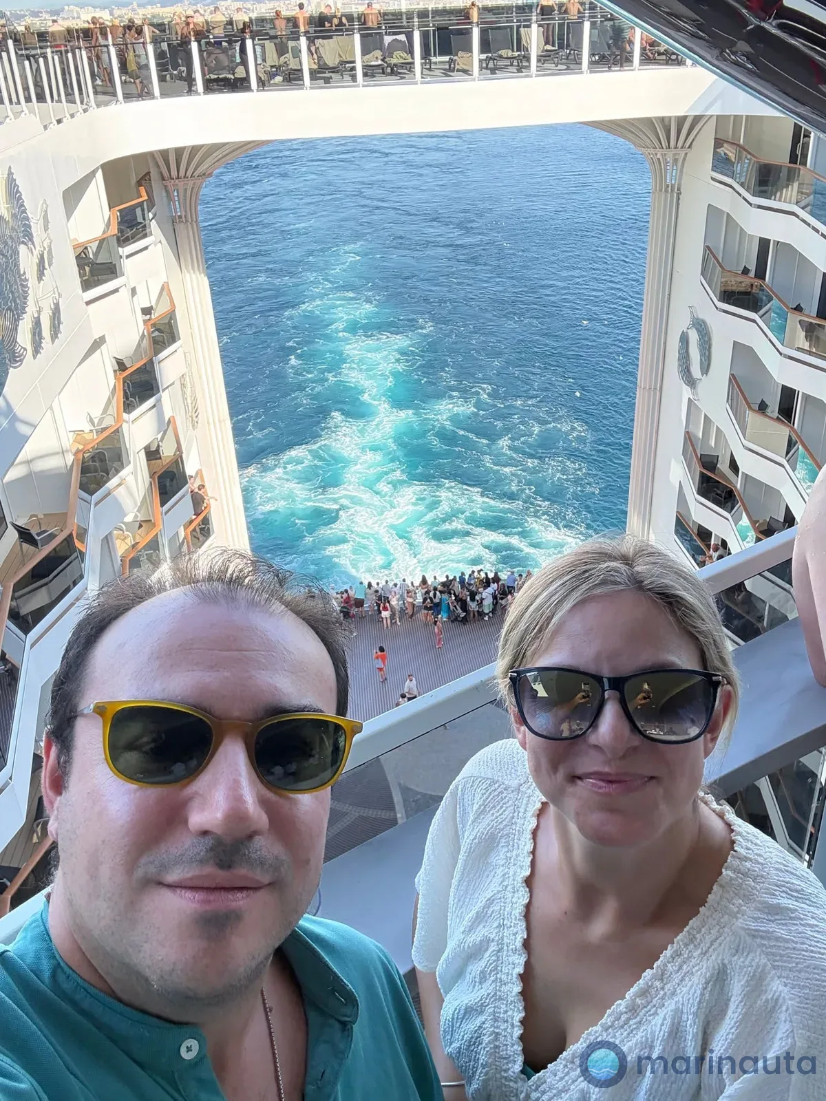Angi y Miguel Ángel en la cubierta de popa de un crucero